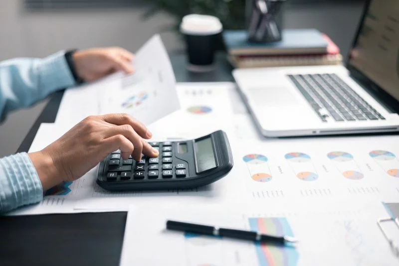 Un non-résident réalise un calcul de son capacité d'emprunt