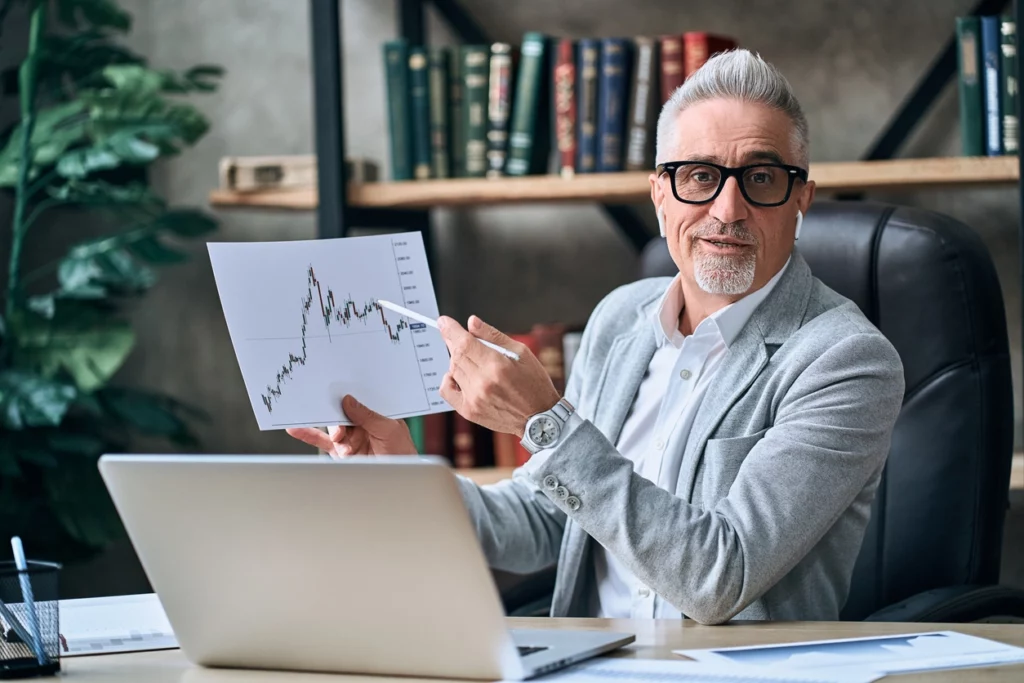 Un expert immobilier qui présente sur un papier les différentes stratégies pour devenir rentier