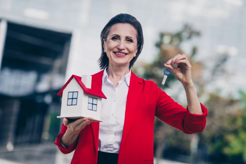 Une agente immobilière qui présente une sélection d'immobilier rentable pour un client qui souhaite devenir rentier