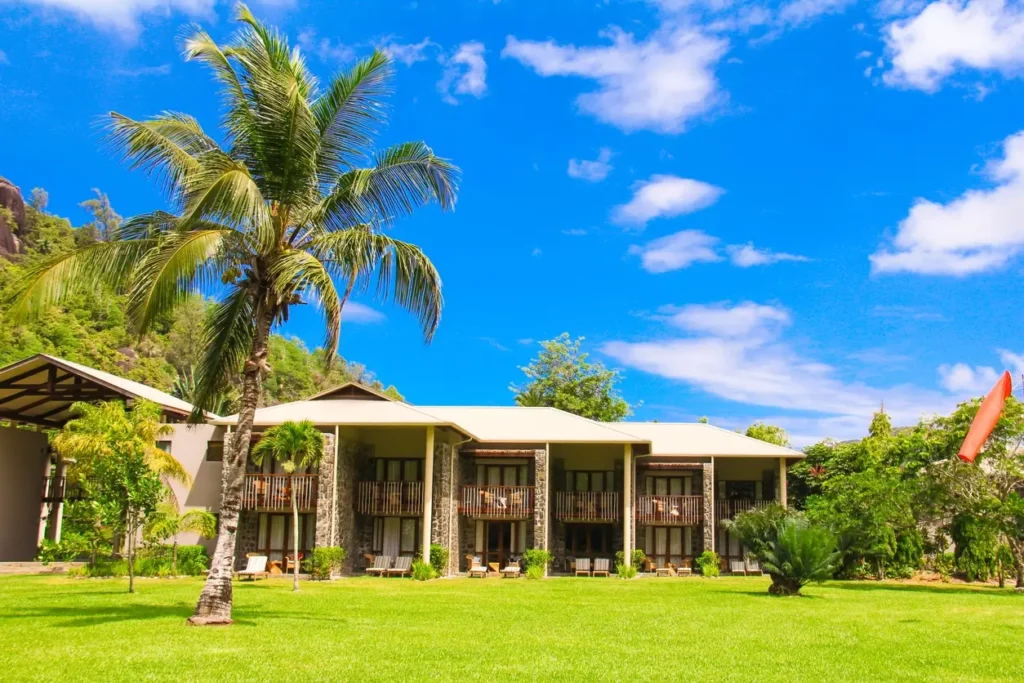Une maison au bord de la plage à l'île Maurice qui se fait visitée par des investisseurs étrangers qui souhaitent investir île Maurice.