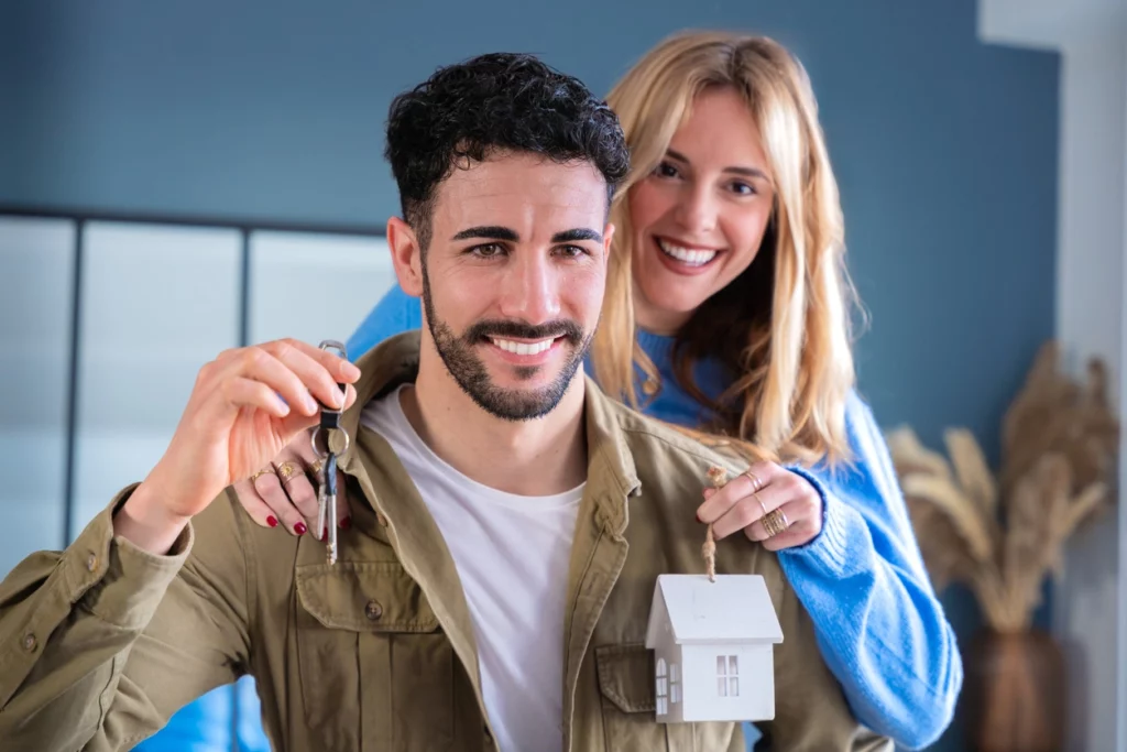 Une femme et son mari qui décide de se lancer dans un premier investissement immobilier en France