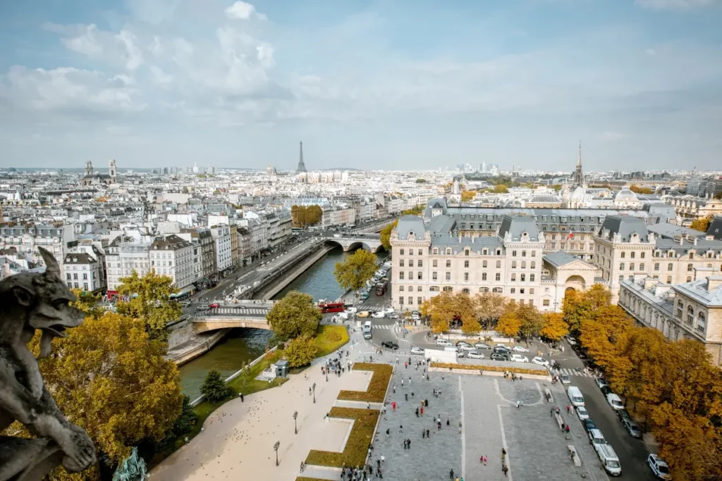 Image panoramique de la ville de Paris illustrant son dynamisme local et montrant son classement parmi les villes d'investissement locatif les plus prometteuses.