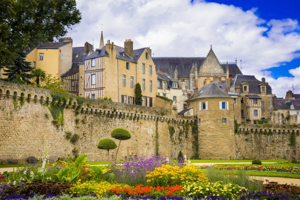 Façades traditionnelles et rues animées de Vannes, un marché immobilier en plein essor.