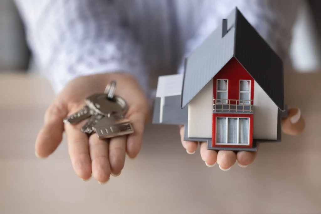 Une agente de la plateforme Myexpat proposant l'investissement clé en main locatif à Bordeaux à un investisseur expatrié.