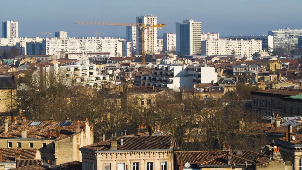 Vue aérienne de la ville de Bordeaux illustrant son attrait auprès des investisseurs étrangers.
