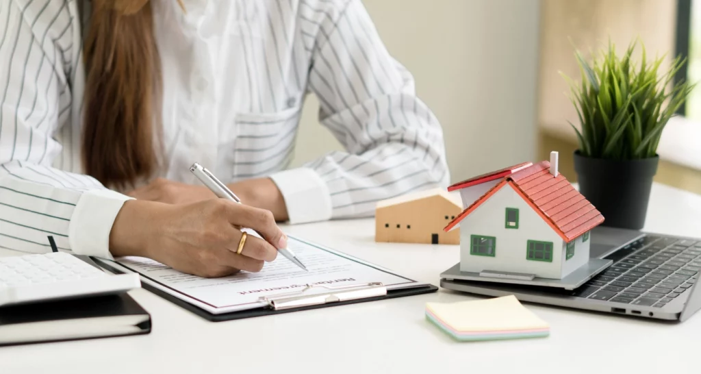 Une femme qui analyse les risques d'investissement immobilier à l'île Maurice.