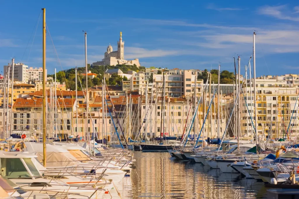 Image du Vieux-Port à Marseille montrant son attrait et son potentiel de rendement en matière d'investissement locatif à Marseille.