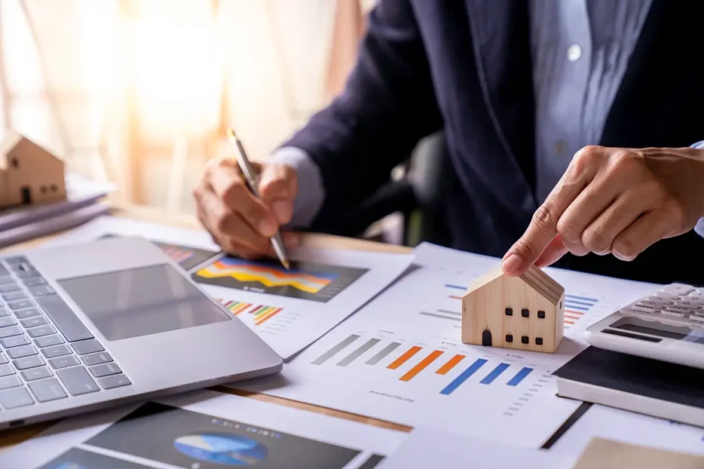 Un expert immobilier qui analyse le marché immobilier du Maroc en vue d'un investissement sans risque.