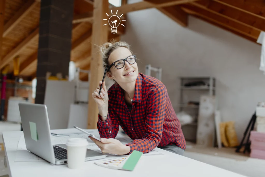 Une femme qui pense à rénover son immeuble ancien pour optimiser son investissement locatif à Paris.
