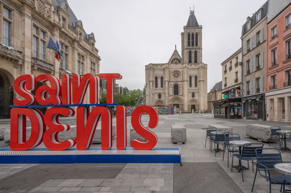 Vue panoramique de la ville de Saint-Denis et ses biens immobiliers prestigieuses, idéaux pour l'investissement immobilier locatif à Paris.