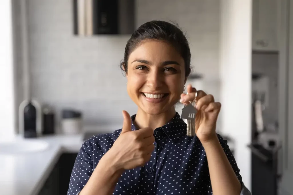 Une femme heureuse d'avoir investi dans une villa à acheter à bali.