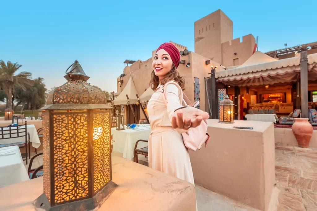 Une femme locale spécialiste de l'immobilier touristique au Maroc.