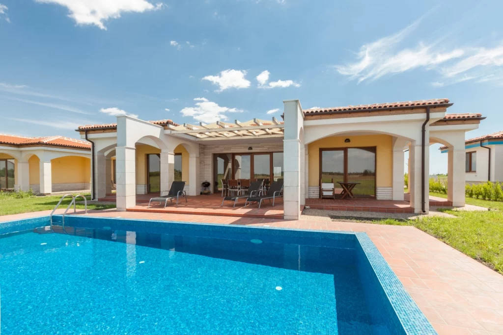 Quartier résidentiel moderne dans une ville portugaise – faut-il investir au Portugal pour diversifier son patrimoine