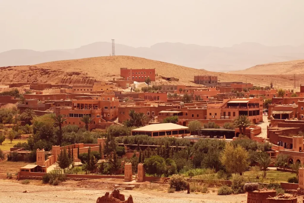 Vue aérienne de zones touristiques au Maroc offrant un fort potentiel de revenus locatifs.