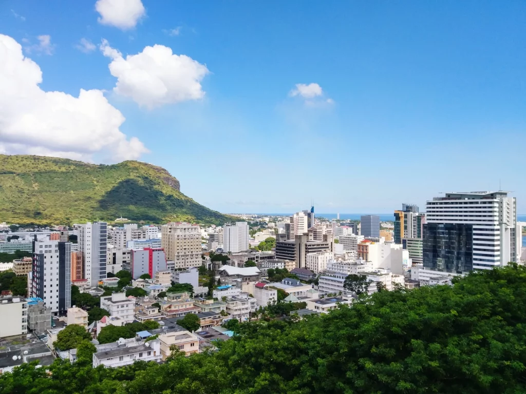 Photographie aérienne d’une zone urbaine à l’Île Maurice, combinant bâtiments modernes, plages et espaces verts, reflétant le dynamisme du marché immobilier mauricien.