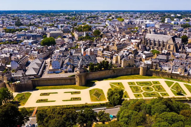 Résidence neuve à l’architecture contemporaine proche du centre-ville, parfaite pour investir dans du neuf à Vannes et louer facilement.