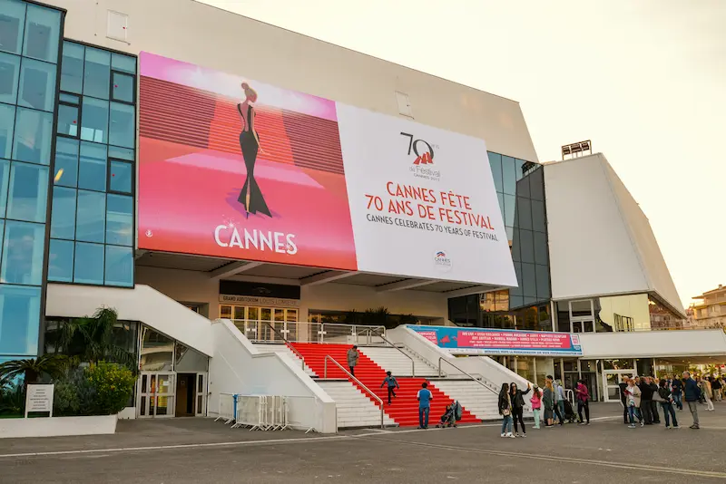 Vue latérale d'un grand affichage concernant les Festaivals de Cannes qui boostent l'attractivité locative à cannes.