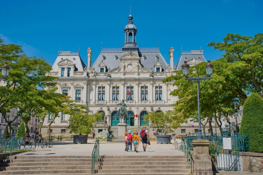 Image d'une université à vannes avec des étudiants en quête de logement.