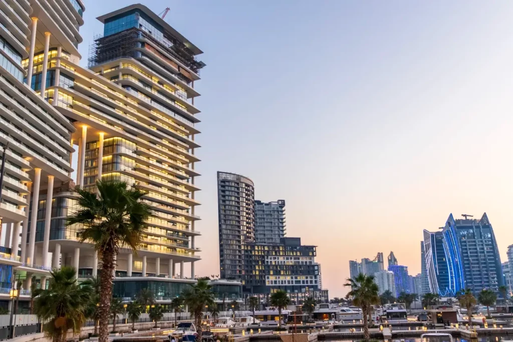 Maison Dubai de prestige située dans une résidence sécurisée, offrant un plan spacieux, plusieurs chambres, et des finitions haut de gamme.