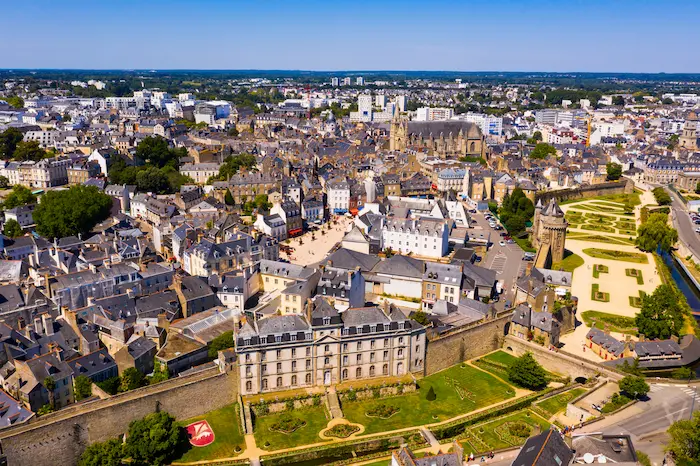 Infographie présentant les meilleurs quartiers de Vannes pour acheter un bien destiné à l’investissement locatif, selon les données de prix et de tension locative.