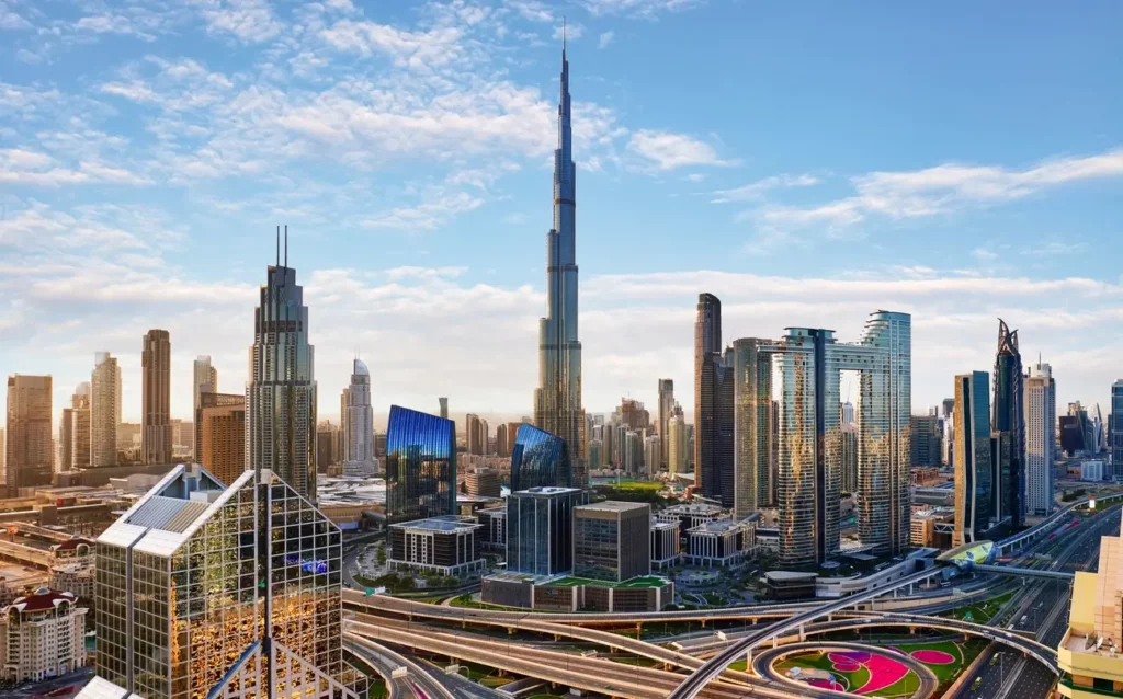 Vue aérienne de la ville de Dubaï, idéale pour les investisseurs qui souhaitent s'expatrier. 