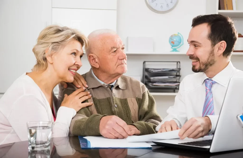 Deux personnes âgées qui souhaitent s'expatrier à l'étranger et qui discutent sur les meilleurs types de placement.