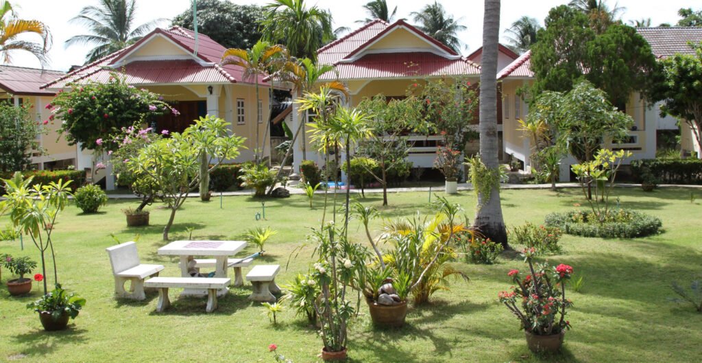 Petite villa balinaise à vendre pour 50 000 euros, implantée sur un terrain de 250 m², avec architecture locale, salle de bain moderne et espace extérieur arboré.