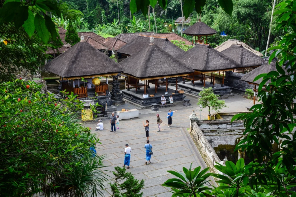 Jardin tropical et piscine attenante à une villa Bali 80 000 euros, nichée dans un environnement paisible près de Kerobokan.