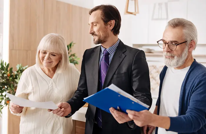 Les residents fiscaux doivent souvent déclarer leur part auprès de l’administration française, via une déclaration succession