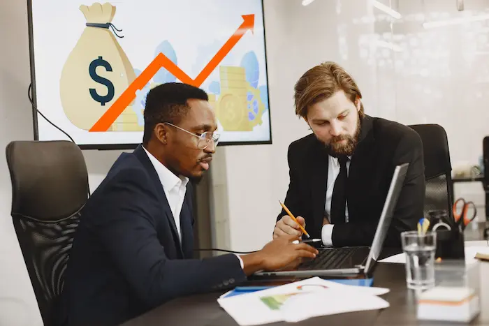 Un homme en visioconférence avec un conseiller fiscal, représentant l’accompagnement pour comprendre la fiscalité des non résidents au Luxembourg.