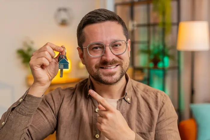 Un agent immobilier spécialisé en fiscalité montrant un bien locatif situé en France, représentatif du patrimoine immobilier détenu par des non-résidents. Cette image illustre l’origine des revenus soumis à la fiscalité française.