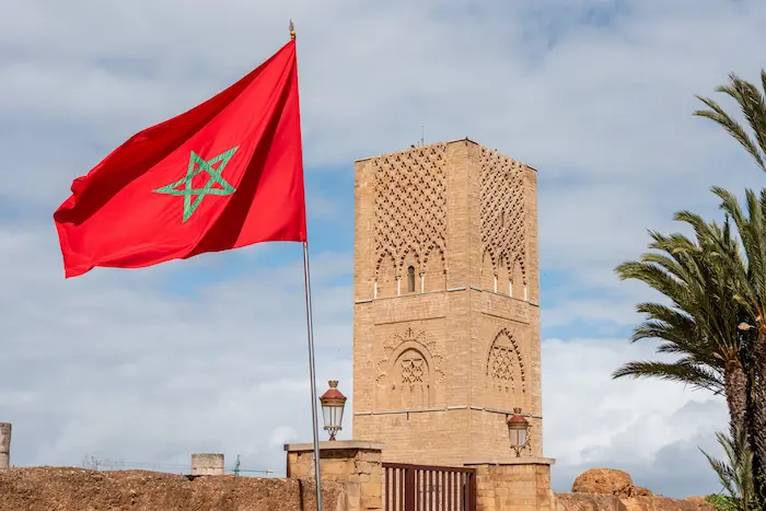 La fiscalité des non-résidents au Maroc illustrée par le drapeau du Maroc