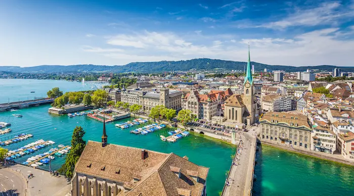 Vue aériennes d'une ville en Suisse montrant les différents cantons 