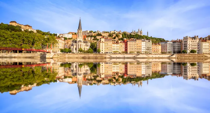 Vue de Lyon et ses quartiers : Explorez les zones stratégiques de la ville pour réussir votre investissement immobilier à Lyon depuis l'étranger.