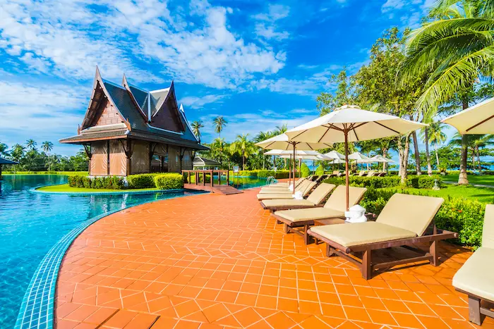 Plage de sable blanc bordée d’eau turquoise à Bali, un atout majeur pour les hébergements proches, très prisés des clients cherchant détente et accès facile à la mer.