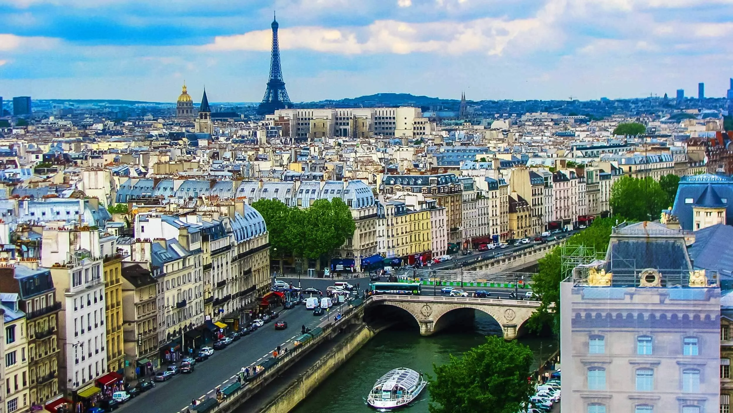 Vue panoramique de la ville de Paris illustrant les avantages d'un investissement locatif à Paris