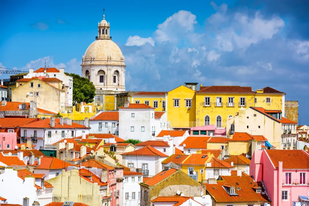 Vue recadrée de la ville de Lisbonne au Portugal, montrant les ambiguïtés de la fiscalité des non-résidents au Portugal.