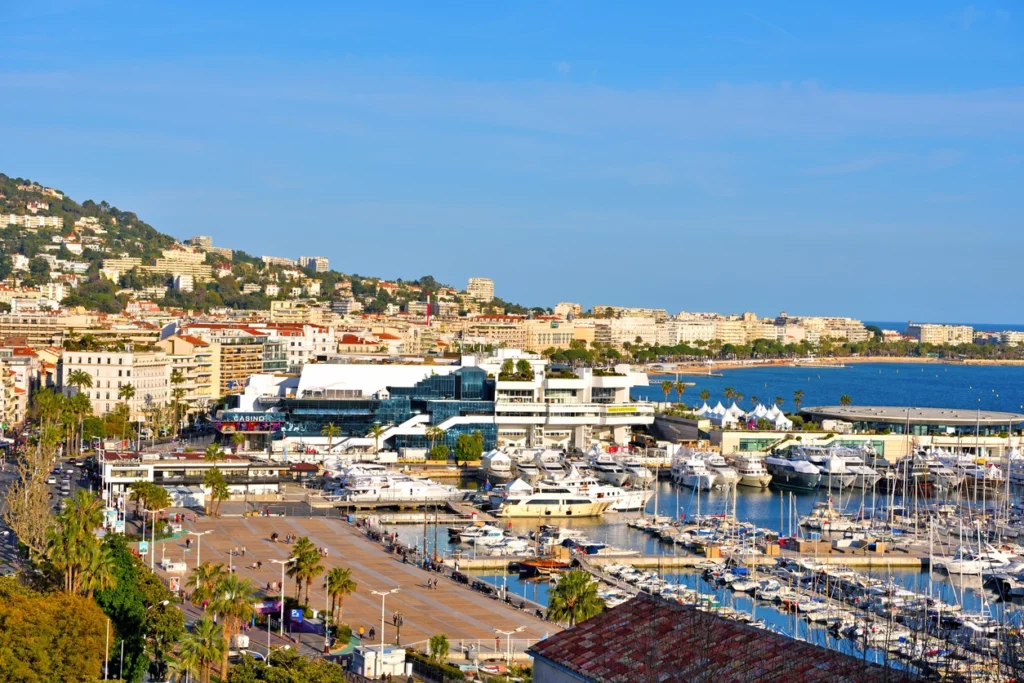 Vue panoramique sur la ville de Cannes et son attrait qui attire les expatriés à investir à Cannes