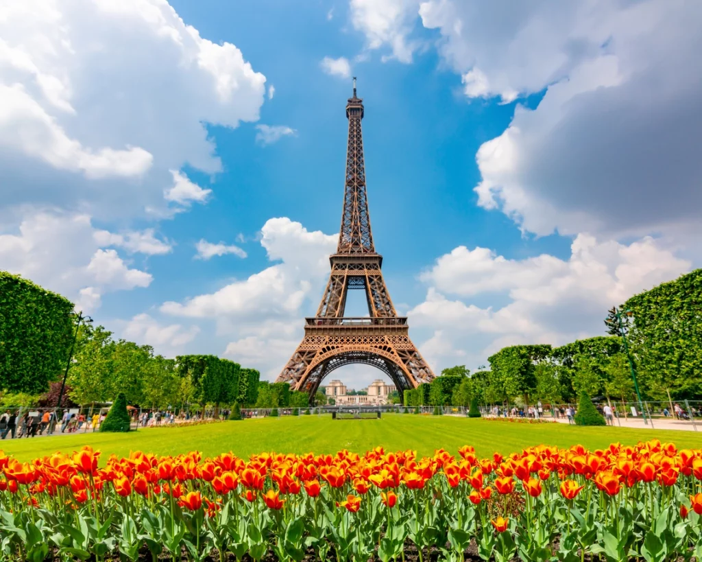 Une vue recadrée de la Tour Eiffel de Paris, une métropole toujours attrayante pour l’investissement immobilier et répondant à la question faut-il investir à Paris