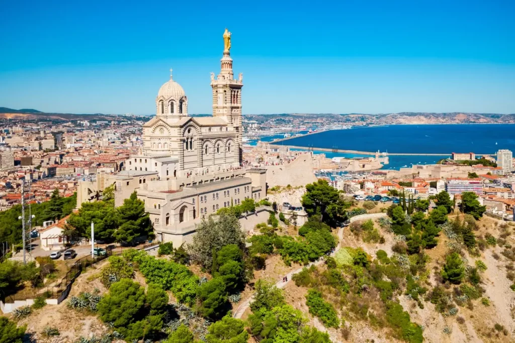 Vue aérienne sur la belle ville de Marseille et de ses architectures qui font d'elle un bon compris pour l'investissement locatif marseille.