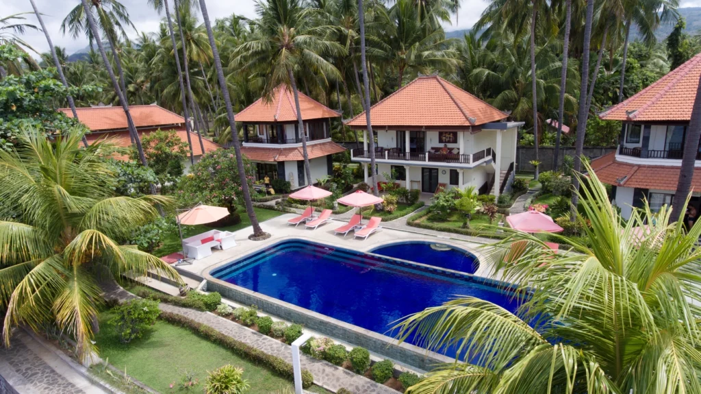 Belle maison avec un terrain très grand et une superbe piscine illustrant la beauté d'investir dans une villa à vendre Bali