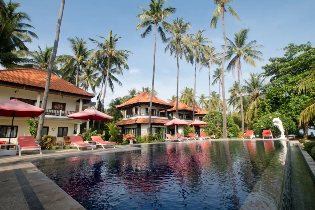 Vue recadrée d'une villa avec piscine à Bali et illustration du potentiel locatif d'une villa à vendre Bali