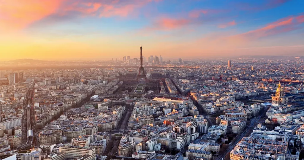 Vue de loin sur la ville de Paris et les zones proches du Grand Paris Express dont les 12 villes où investir Grand Paris.