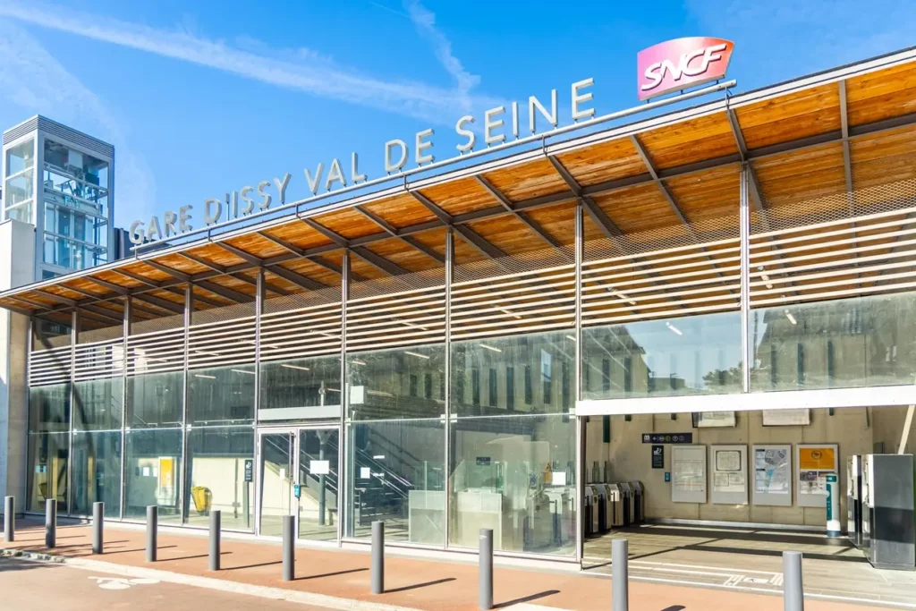 Photo de la gare de métro de l'Issy Val de Seine en France montrant son grand potentiel en matière d'investissement locatif dans le Grand Paris.