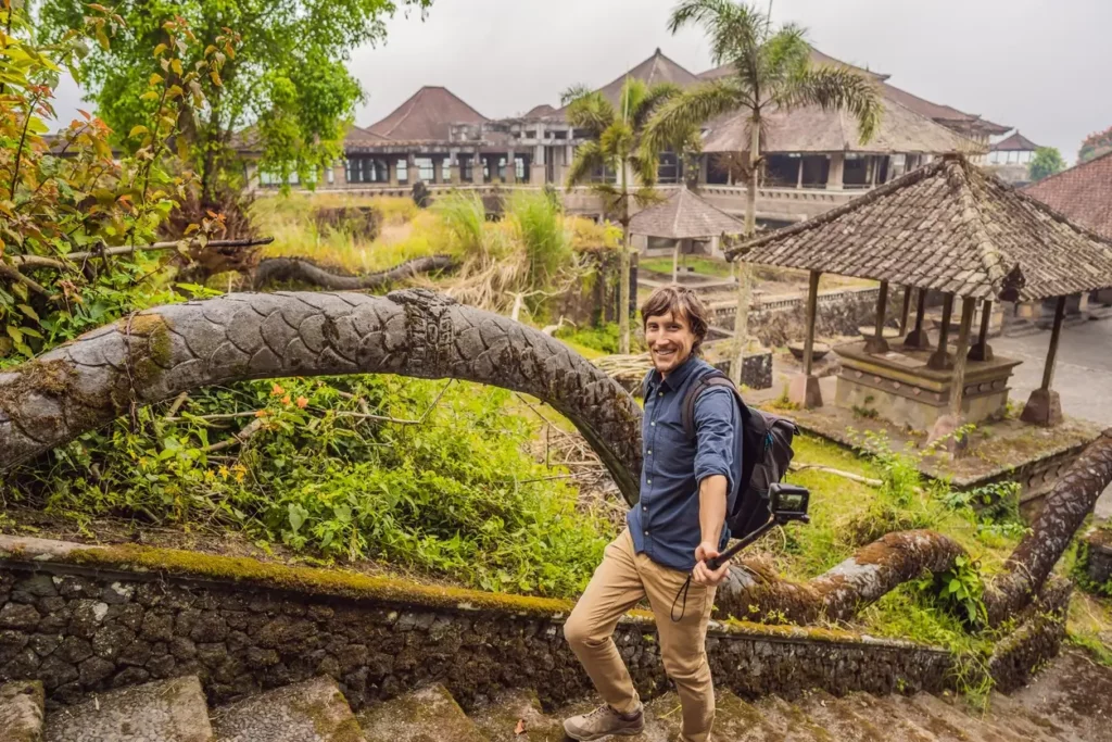 Un homme faisant le tour des immobiliers en vente à Bali pour bien choisir et investir dans l'immobilier à Bali.