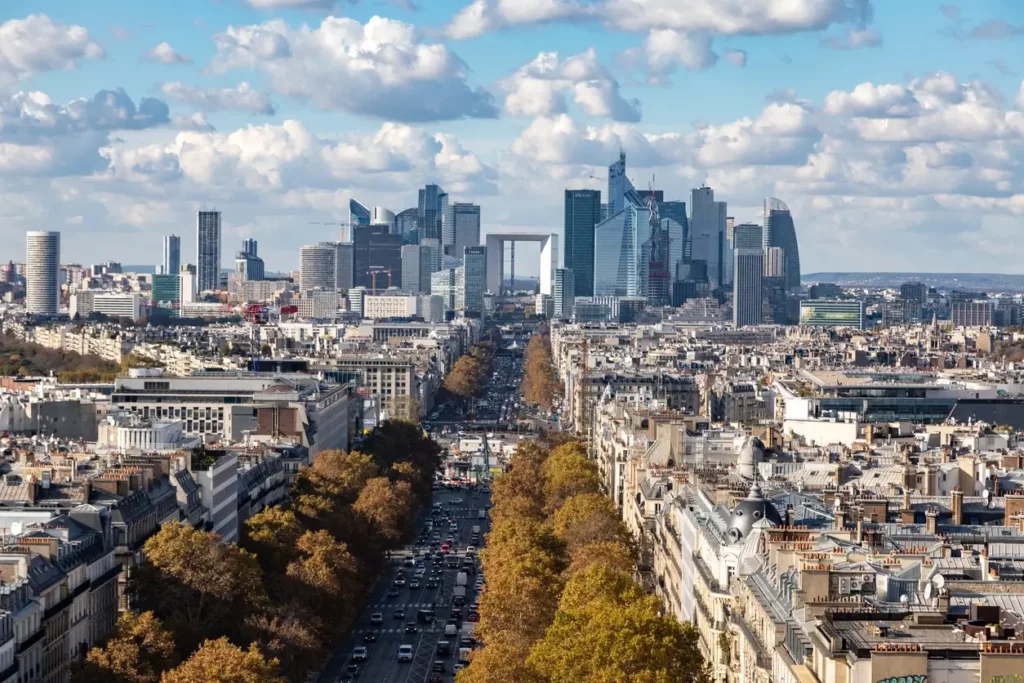 Vue de loin sur les quartiers de Paris qui ont un fort potentiel locatif, idéal pour les expatriés souhaitant investir à Paris.