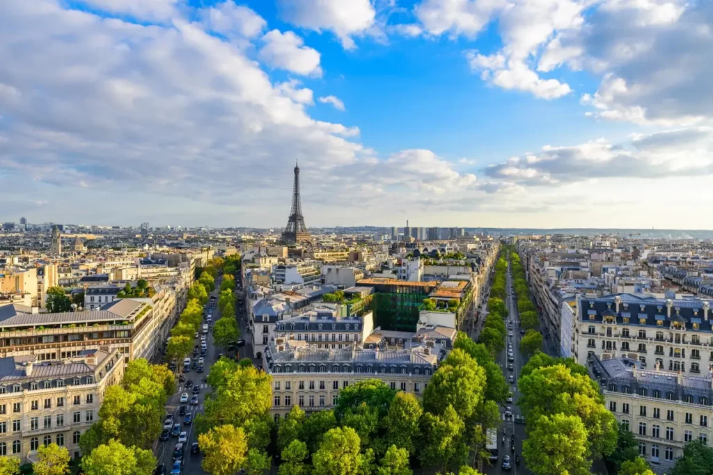 Vue aérienne de la ville de Paris entière, illustrant sa beauté et son attractivité pour les investisseurs qui souhaitent placer leur argent dans l'immobilier à Paris.