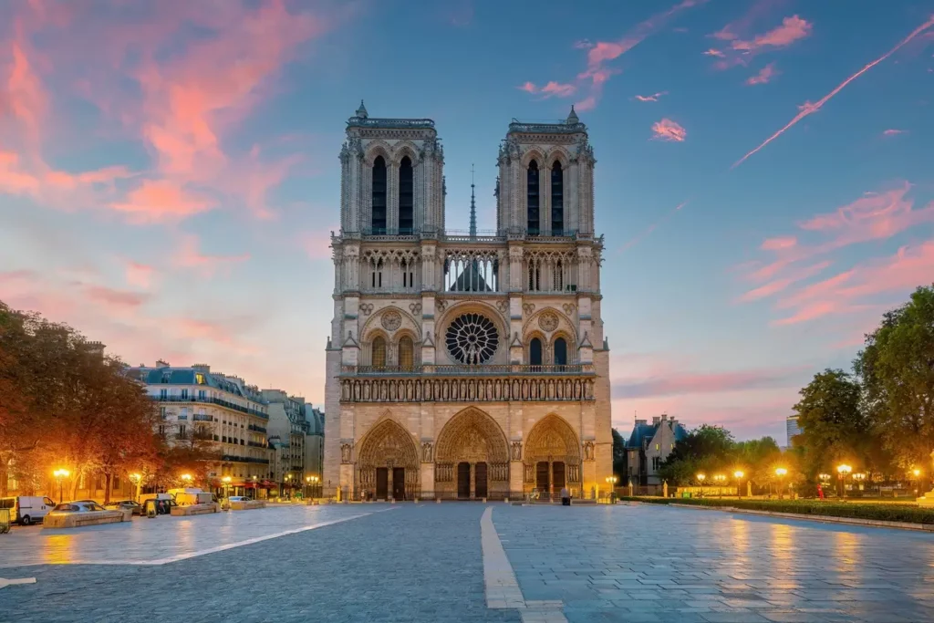 Vue panoramique des immobiliers près de Notre Dame de Paris, affirmant leur attractivité auprès des touristes.