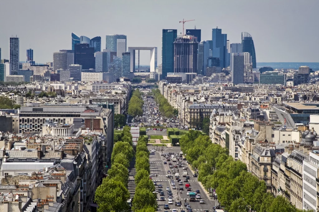 Vue de loin de la belle ville de Paris qui pourrait avoir un meilleur rendement locatif pour les expatriés intéressés par l'investissement locatif clé en main Paris.