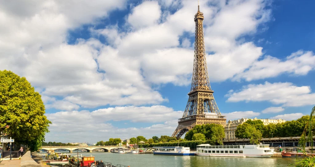 Vue de loin de la ville de Paris et son potentiel en matière d'investissement locatif clé en main.